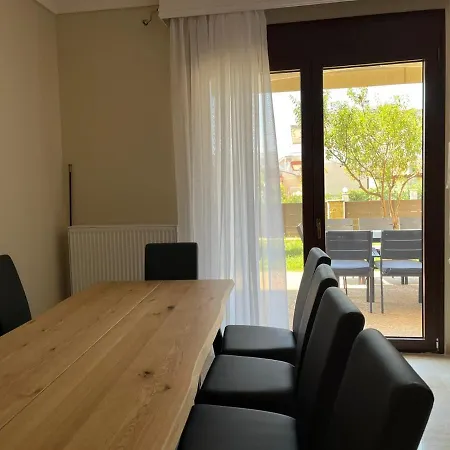 Artline Family Hébergement de vacances Flogita